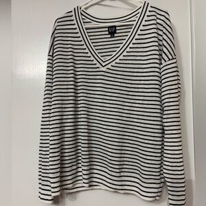 GAP Women's navy & White Striped linen blend V-Neck Sweater